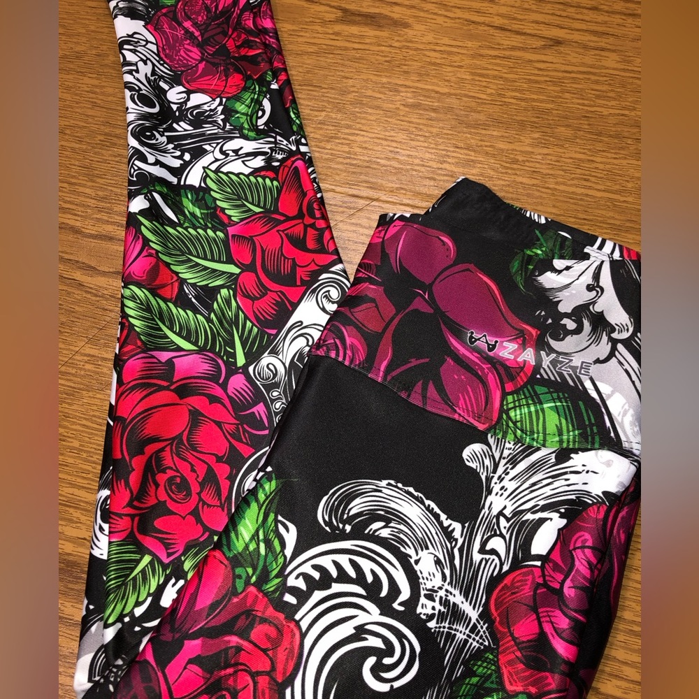 NWT Zayze Skulls and Roses Legging Small